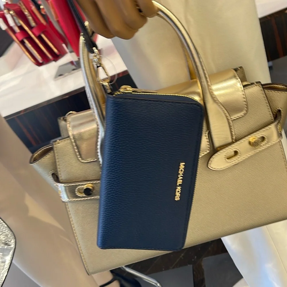 MICHAEL KORS LARGE FLAT MULTIFUNCTION PHONE CASE WALLET WRISTLET  NAVY COLOR NWT